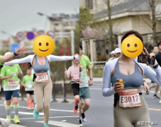 女生户外跑步穿瑜伽裤到底尴不尴尬？网友：有点让人羞羞……