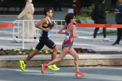 女跑者要小心跑马拉松时中途别上厕所免得尴尬
