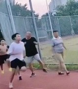 操场跑步者与散步者如何和谐相处 肘击事件引反思